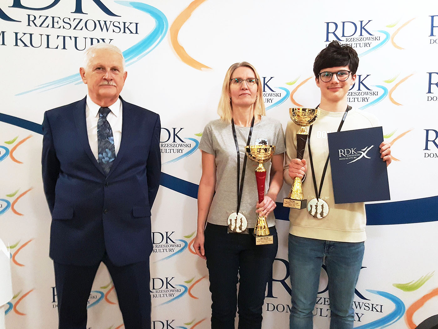 na zdjęciu Sędzia Gł&oacute;wny Roman Wąsik oraz Mistrzyni i Mistrz Rzeszowa w Szachach 2024 (fot. RDK)